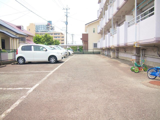 津福サンハイツ【10,000円キャッシュバック対象物件】の駐車場|カースペースがあります