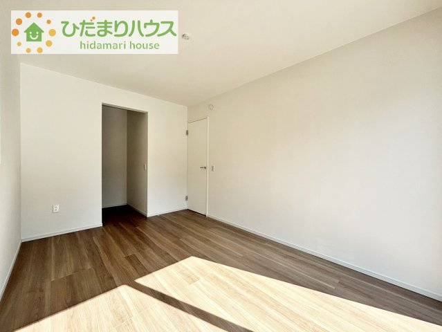 【寝室】 | 龍ケ崎市城ノ内8期　新築戸建 | 広めの主寝室は、ベッドの他にもパソコンデスクやドレッサーなども置けちゃいます(*^-^*)