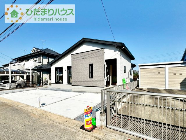 【外観】 | 龍ケ崎市城ノ内8期　新築戸建 | 白を基調とした明るい印象を受ける外観です！