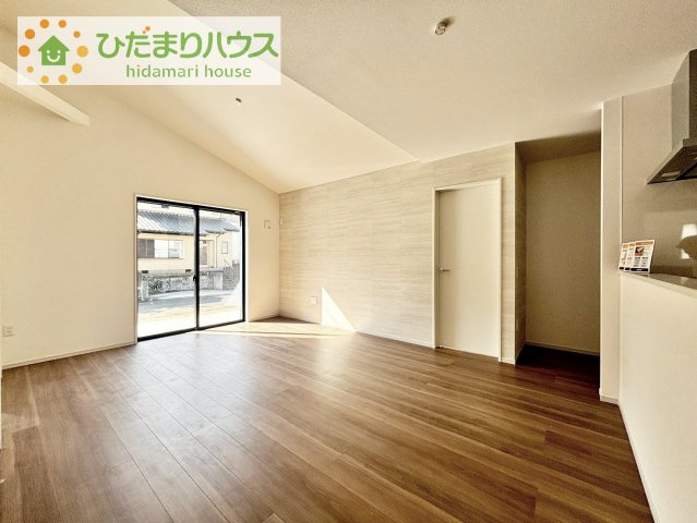 【居間・リビング】 | 龍ケ崎市城ノ内8期　新築戸建 | リビングの大きな窓からは、暖かな日の光が降り注ぎます・・・