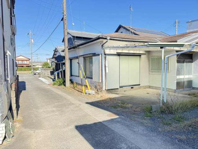 藤枝市　泉町　中古住宅　3LDK　平屋建ての前面道路含む現地写真