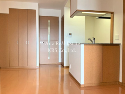 【居間・リビング】 | リーガルあみだ池新町 | 暖かみのある色合いのお部屋です♪