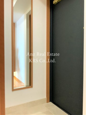 【玄関】 | リーガルあみだ池新町 | 玄関より撮影、姿見鏡があって、お出かけ前にチェックできます♪