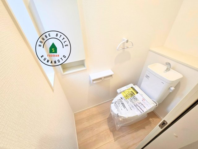 熊本市東区新生1丁目第1₋1棟(1号棟)の内観：施工例|トイレ・ウォシュレット付。快適で衛生的な洗浄機能付温水シャワートイレです。収納や手すりもついてます。