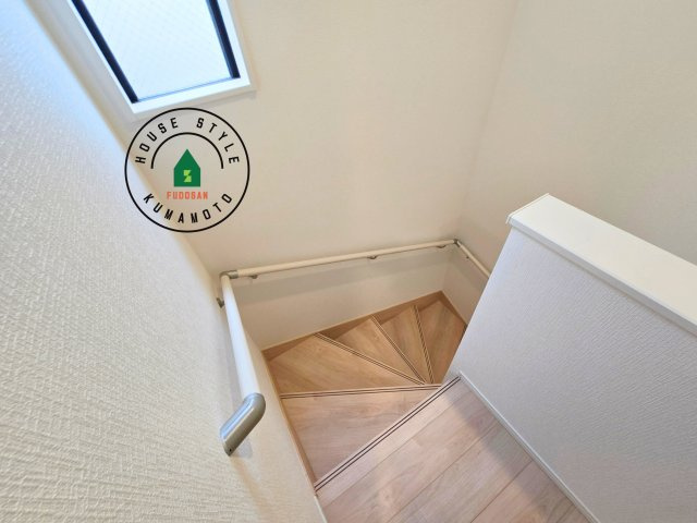 熊本市東区新生1丁目第1₋1棟(1号棟)の内観：施工例|＜手すり付階段＞手すりがないと階段の昇り降りで危険なことはもちろん、壁に手をつきながら歩くことで壁紙が汚れやすくなります。すべての方に快適に昇り降りしていただくため、手すりを設置しました。