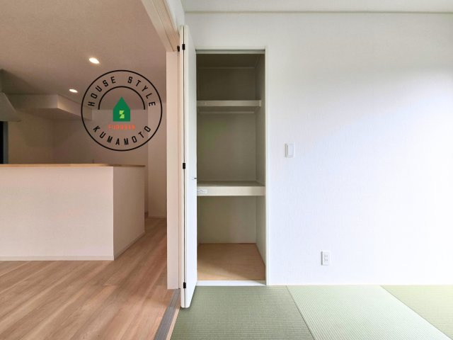 熊本市東区新生1丁目第1₋1棟(1号棟)の内観：施工例|壁面クローゼットのメリットは、衣類が横一列に並ぶためひと目で洋服が選びやすいこと。衣類をたくさんお持ちの方も、限られたスペース内に無理なく収納することができます。
