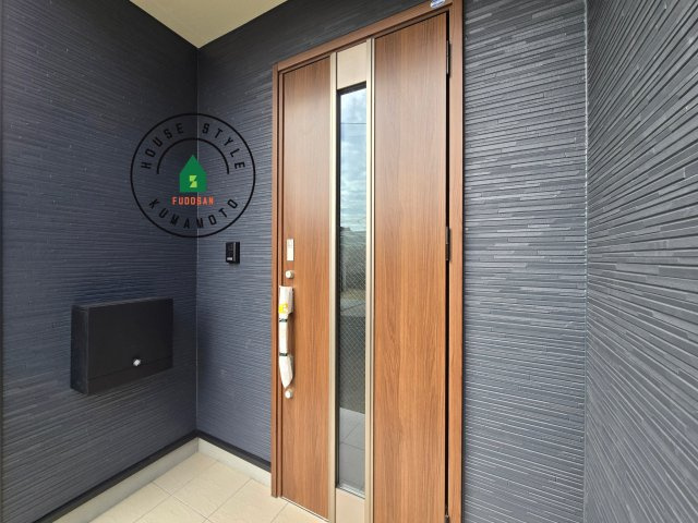 熊本市東区新生1丁目第1₋1棟(1号棟)の外観：施工例|地盤調査済 / 玄関へ向かうまでのアプローチに漂う上質が期待感をもたせます。玄関は建物の顔。落着きを醸し出した自己主張が心に訴えてきます。