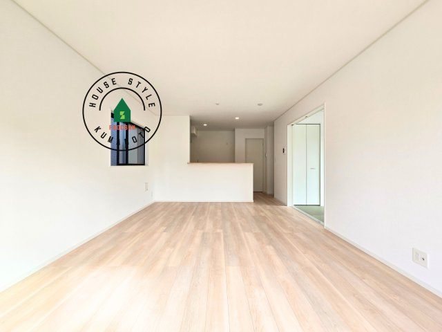 熊本市東区新生1丁目第1₋1棟(1号棟)の洋室|キッチンからリビングをしっかり確認できます。家族の笑顔があふれる空間になりそうですね。※家具はCGを合成したものです。