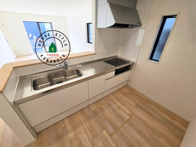 熊本市東区新生1丁目第1₋1棟(1号棟)の内観：施工例|カウンターキッチンなら、リビングで遊ぶ子供の様子を見ながら料理ができるので安心です。料理を運んでもらったり、子供にお手伝いしてもらいやすいのもいいですね。