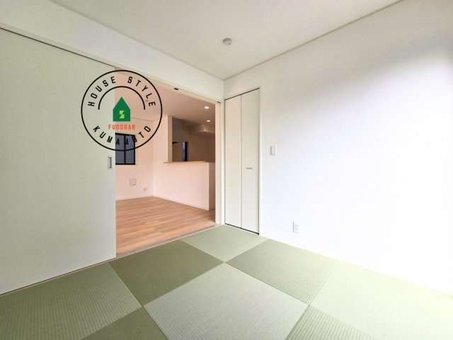 熊本市東区新生1丁目第1₋1棟(1号棟)の内観：施工例|和室を上手に活用すると暮らし方の幅が広がります。例えば普段は開け放して、子供の小さいうちはお昼寝や遊びのスペースに。畳はソフトなので転んでもケガをしにくく安心です