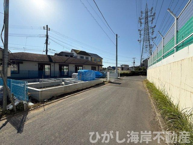 茅ヶ崎市香川1丁目　新築戸建　全５棟の前面道路含む現地写真|11月7日撮影　建築中　現地外観