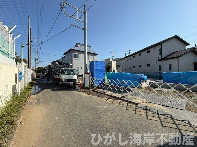 茅ヶ崎市香川1丁目　新築戸建　全５棟の前面道路含む現地写真|11月7日撮影　建築中　現地外観