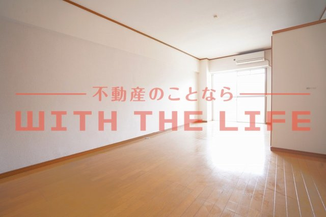 フジマンション【キャッシュバック対象物件】の居間・リビング|こちらのリビングで趣味の時間をお楽しみください