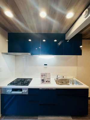 【キッチン】 | 城東区中浜１丁目中古戸建 | ツヤっとしたネイビーがおしゃれなシステムキッチンです。