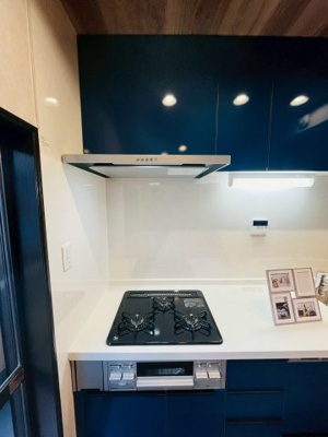 【キッチン】 | 城東区中浜１丁目中古戸建 | 三口コンロでお料理も効率的に進められます！