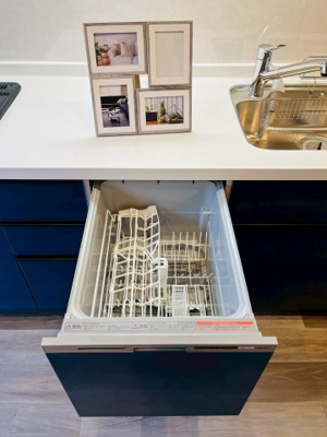 【キッチン】 | 城東区中浜１丁目中古戸建 | 家事の時短に役立つ食洗機完備！浮いた時間は家族や自分のために使いましょう♪