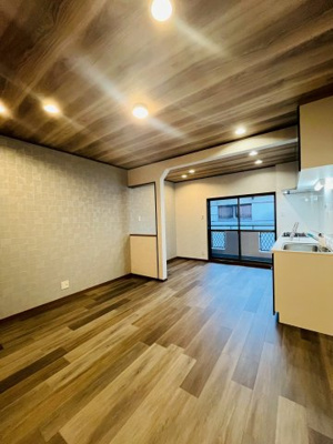 【洋室】 | 城東区中浜１丁目中古戸建 | LDK（約11.0帖）：照明はスタイリッシュなダウンライトを採用！