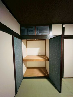 【和室】 | 城東区中浜１丁目中古戸建 | 和室（約6.0帖）：押入れ収納スペース。