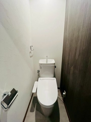 【トイレ】 | 城東区中浜１丁目中古戸建 | 温水洗浄便座完備の洋式トイレ。