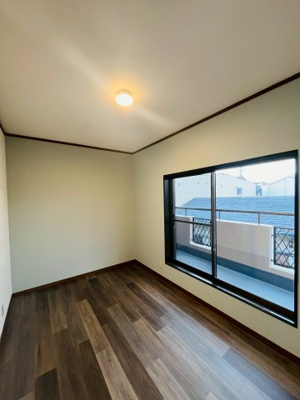 【洋室】 | 城東区中浜１丁目中古戸建 | 洋室（約5.0帖）：バルコニーに面した風通しの良い洋室です。