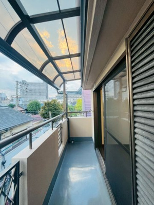 【バルコニー】 | 城東区中浜１丁目中古戸建 | 屋根付きで、ちょっとした雨ならお洗濯物も濡れずに取り込めます。