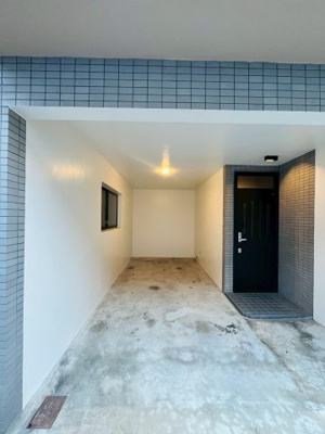 【玄関】 | 城東区中浜１丁目中古戸建 | 雨の日も濡れずに車と家を行き来できるビルトインガレージ！