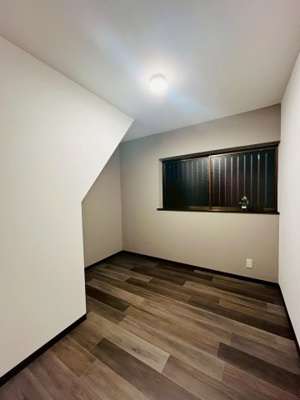 【洋室】 | 城東区中浜１丁目中古戸建 | 1階洋室（約4.0帖）：ガレージの裏側に位置する1階の洋室です。