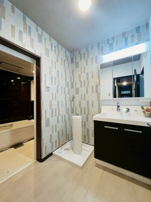 【独立洗面台】 | 城東区中浜１丁目中古戸建 | 洗濯機から床への漏水を防ぐことが出来る防水パン設置済み。