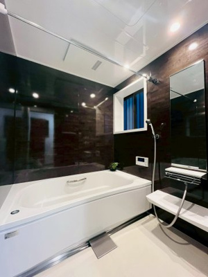 【浴室】 | 城東区中浜１丁目中古戸建 | 木目調の壁面パネルで、お部屋のようなリラックス空間を演出するバスルームです。