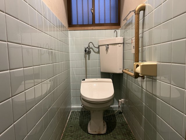 熊取町朝代東1丁目　中古戸建のトイレ|窓がついており換気がしやすく嫌な臭いがこもりません。
温水洗浄、暖房便座などの機能もございます。