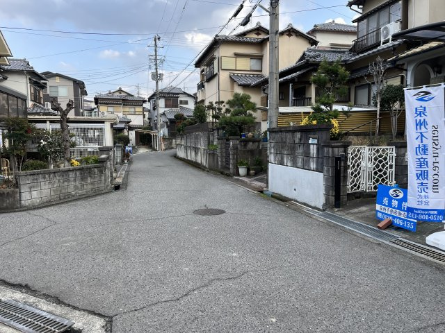 熊取町朝代東1丁目　中古戸建の前面道路含む現地写真|前面道路含む現地写真です。
交通量が少なく閑静な住宅街です。