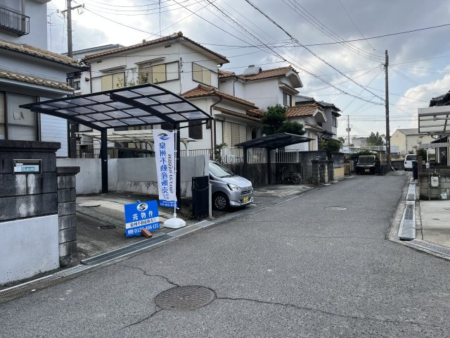 熊取町朝代東1丁目　中古戸建の前面道路含む現地写真|前面道路含む現地写真です。
交通量が少なく閑静な住宅街です。