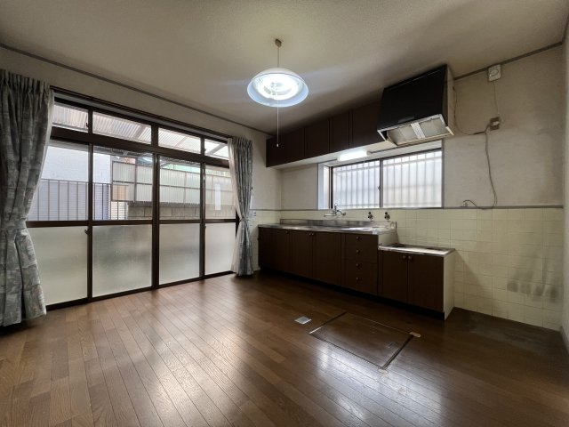 熊取町朝代東1丁目　中古戸建の独立洗面台|スッキリとした使いやすい独立洗面台です。