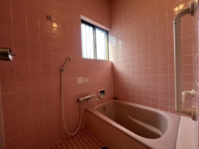 熊取町朝代東1丁目　中古戸建の浴室|冷え込む冬は特に嬉しい追い焚き機能完備。
毎日温かいお湯に浸かって一日の疲れを癒すことができます。