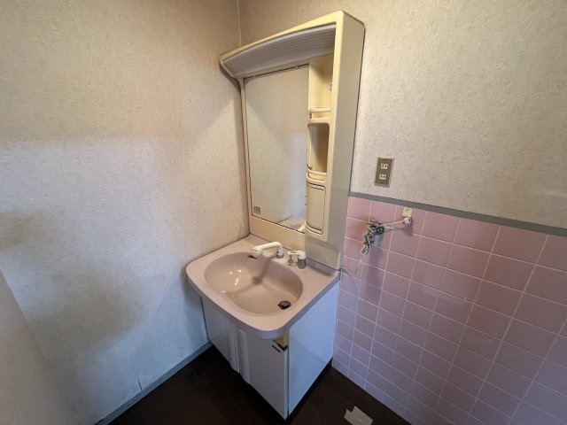 熊取町朝代東1丁目　中古戸建の独立洗面台|スッキリとした使いやすい独立洗面台です。