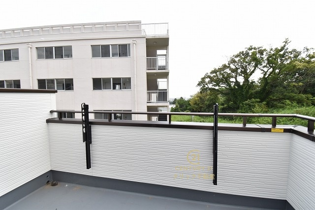 いろどりアイタウン　日立市西成沢町2丁目　23-P1　10のバルコニー|日当たり良好なバルコニーです。気分転換に出るだけでも、晴れた日にお洗濯物やお布団を一気に干すのも気持ちがいい♪