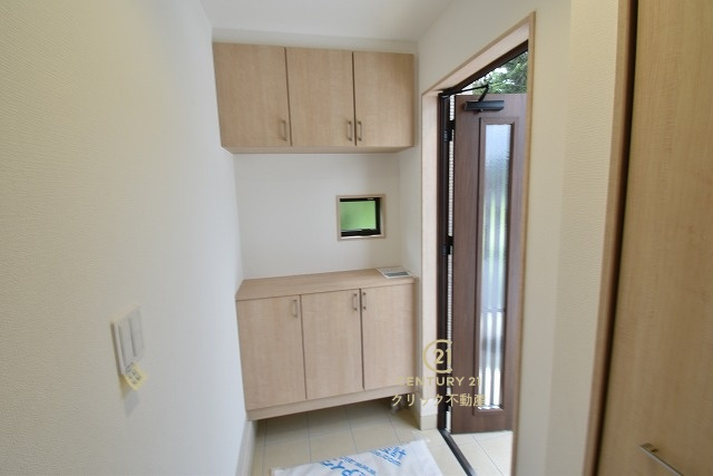 いろどりアイタウン　日立市西成沢町2丁目　23-P1　10の玄関|たっぷり収納できるシューズボックスで玄関もスッキリ！扉の中は可動棚ですので、靴に合わせて高さを自由に変えることができます。玄関ドアにも断熱材が充填されております。