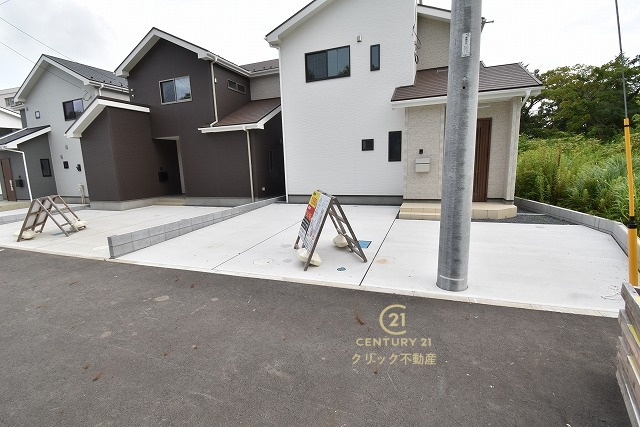 いろどりアイタウン　日立市西成沢町2丁目　23-P1　10の駐車場|３台駐車可能なカースペースを確保。内覧可能です。ご予約はHPから、またお電話でも、お気軽にどうぞ。
