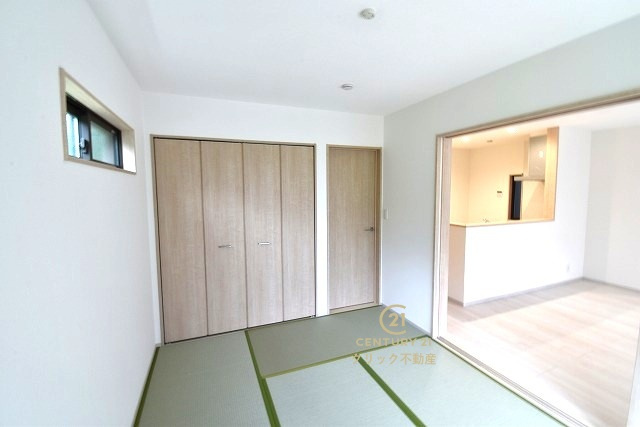 いろどりアイタウン　日立市西成沢町2丁目　23-P1　10の和室|癒しの空間和室は、ペタンと座ったりゴロンと横になったり、寛ぎの場所になります。小さなお子さまの遊び場にもいいですね。リビングから様子を見守れます。