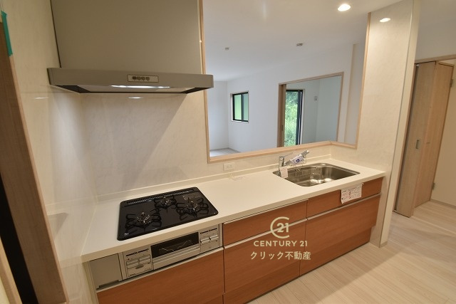 いろどりアイタウン　日立市西成沢町2丁目　23-P1　10のキッチン|対面式システムキッチンは料理中や後片づけの間も会話が楽しめ、家族に一体感が生まれます。十分な広さのキッチンなら、家族での分担作業もはかどりそう！