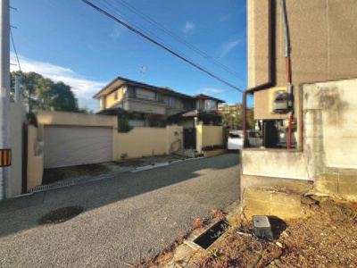 【前面道路含む現地写真】 | 神野町３丁　売土地 | 前面道路約５ｍ！広々運転の苦手な方も安心です！