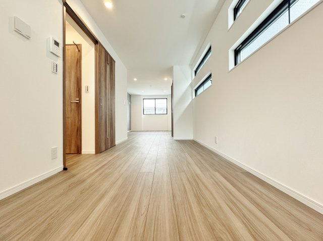 板橋区上板橋3丁目 限定1棟の完成予想図|2階ワンフロアタイプの広々19帖超のLDK
ご家族との憩いの空間は広々と設計いたしました
(イラストは図面を基に起こしたもので実際のものとは多少異なる場合がございます)