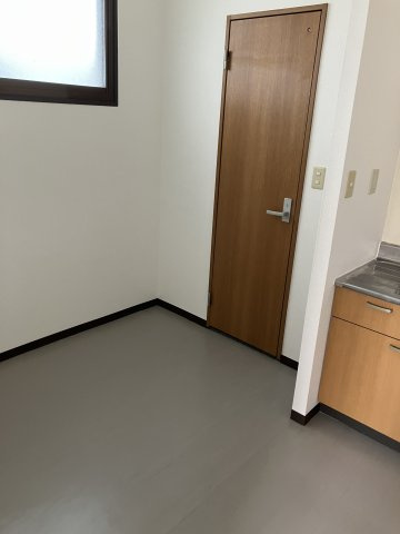 斎藤倉庫のトイレ|事務所奥・トイレ