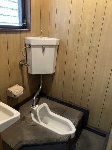 斎藤倉庫のトイレ|事務所奥・トイレ