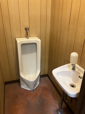 斎藤倉庫のトイレ|倉庫奥には男子用トイレがございます。