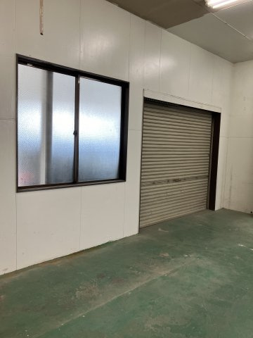 斎藤倉庫の内装|シャッターは向かい合わせで2か所付です。