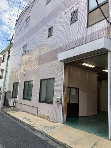 斎藤倉庫の外観|入口には電動シャッター付