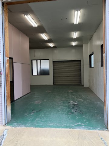 斎藤倉庫の玄関|シャッターを入ると左手に事務所、奥に倉庫がございます。