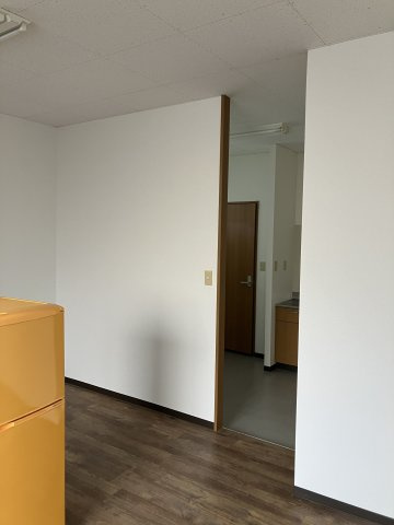 斎藤倉庫の内装|事務所の奥にはキッチンとトイレがついております。