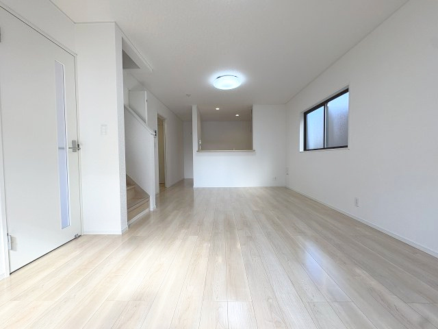 【居間・リビング】 | 福岡市西区今宿1丁目第4　2号棟（全2棟）【仲介手数料無料・0円】 | 現地写真。リビングです。